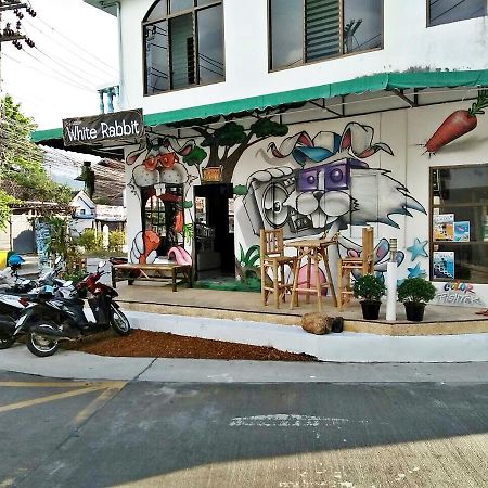 Hostel White Rabbit Baan Khai Exterior foto